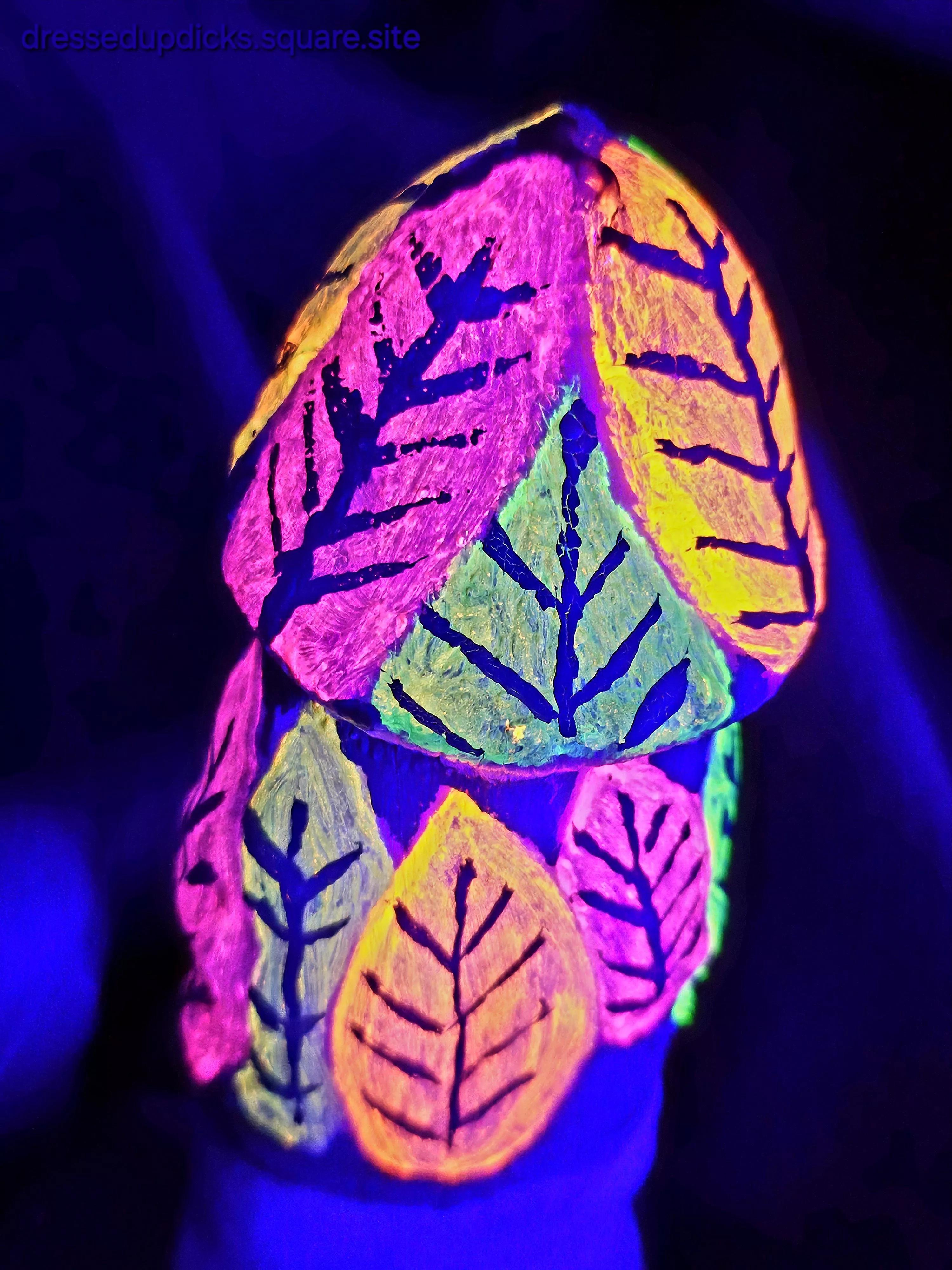 Beautiful fall leaves! Appropriate for November! 🍁 posted by dressedupdicks