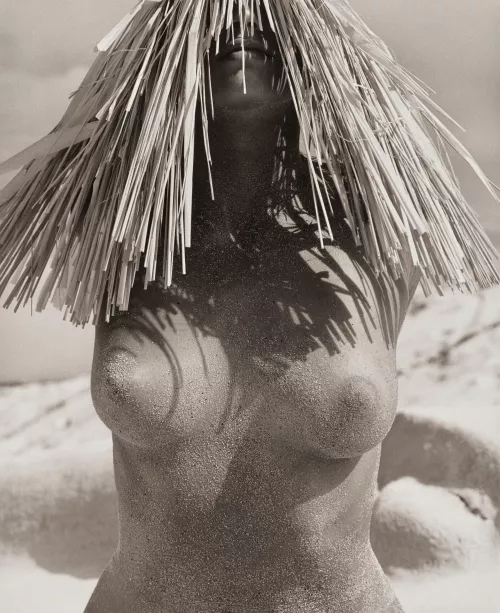 Cindy Crawford by Herb Ritts - Women with straw hat. 1988 by GarbegeMan