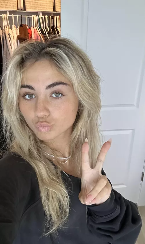 enough to be your center of attention? by StunninKam