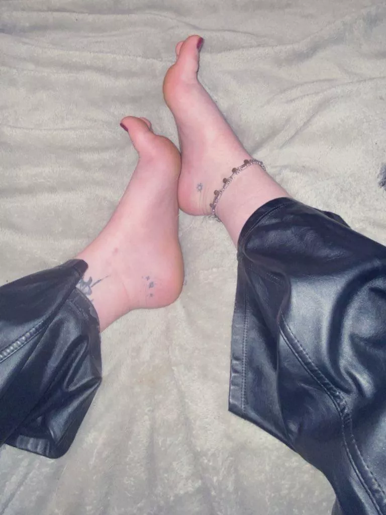 a beautiful Goddess like me deserves your entire world and full attention and admiration. Be a good boy for mommy yeah? Ruin yourself for me..  posted by scarlette689