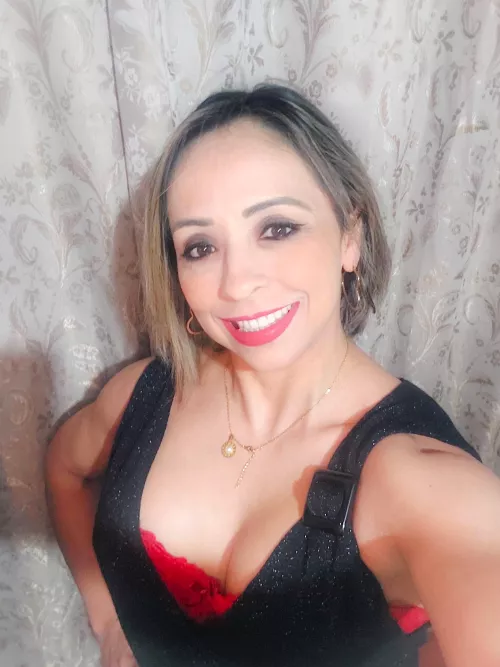 Cleavage and a smile, can’t do better than that by girlypinkyx