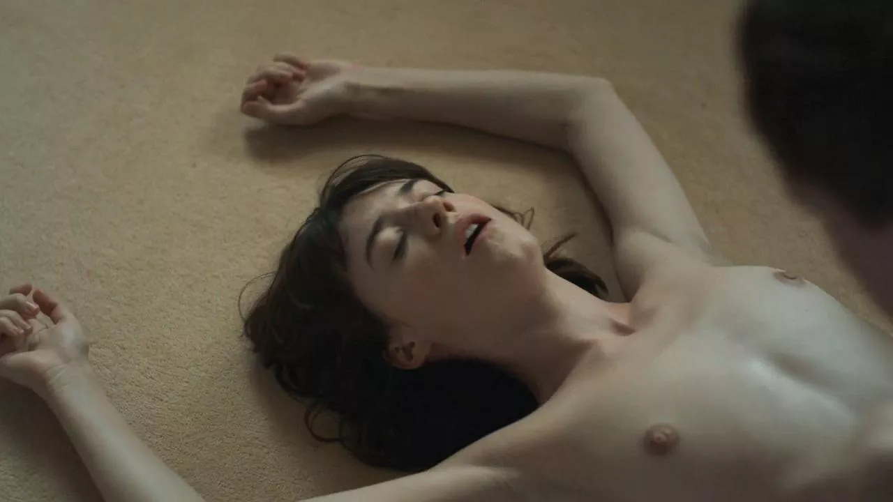 Daisy Edgar-Jones in 