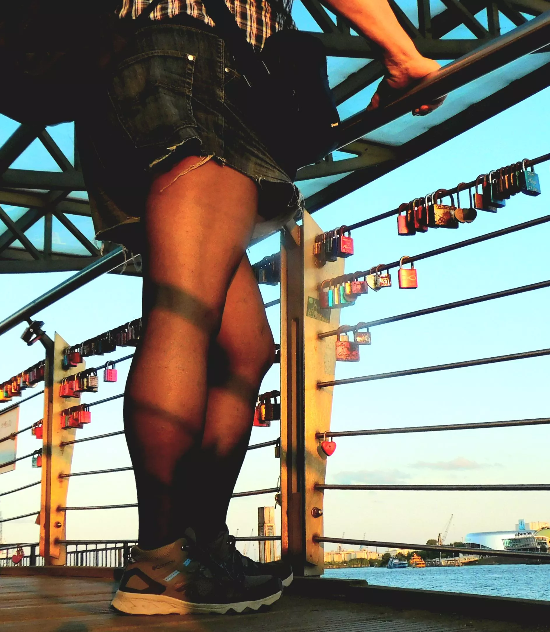 Pantyhose in the sunset posted by Zefranul1