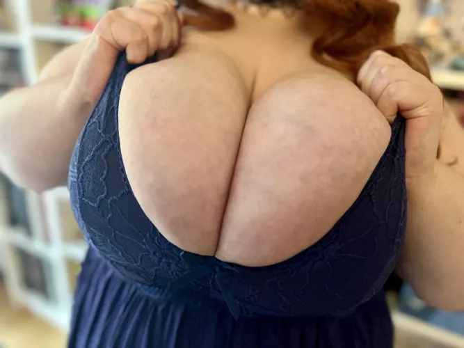 They just want to escape my clothes  by curvy_cinnamon