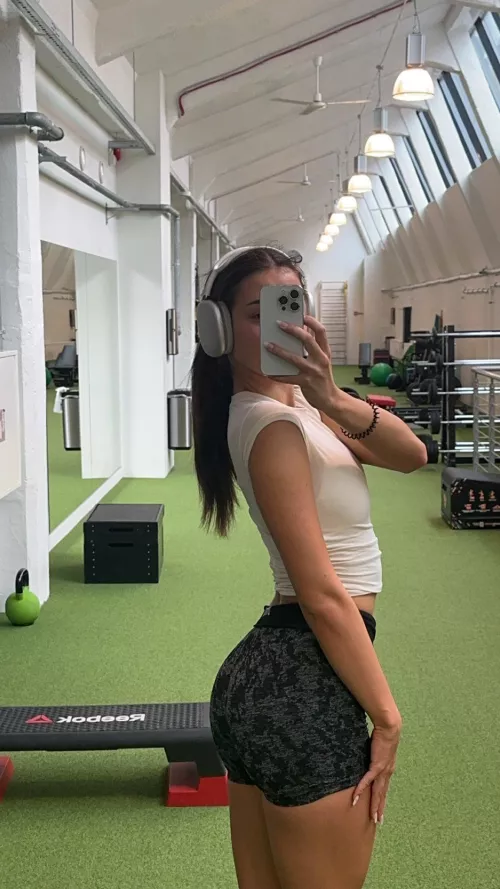 Working out. . Who is available to be my gym buddy?  by spicyyymargot