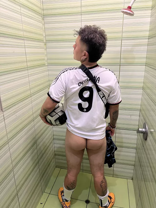 Age [18] My thick ass wants to be kneaded by two big hands haha! by joanmanly