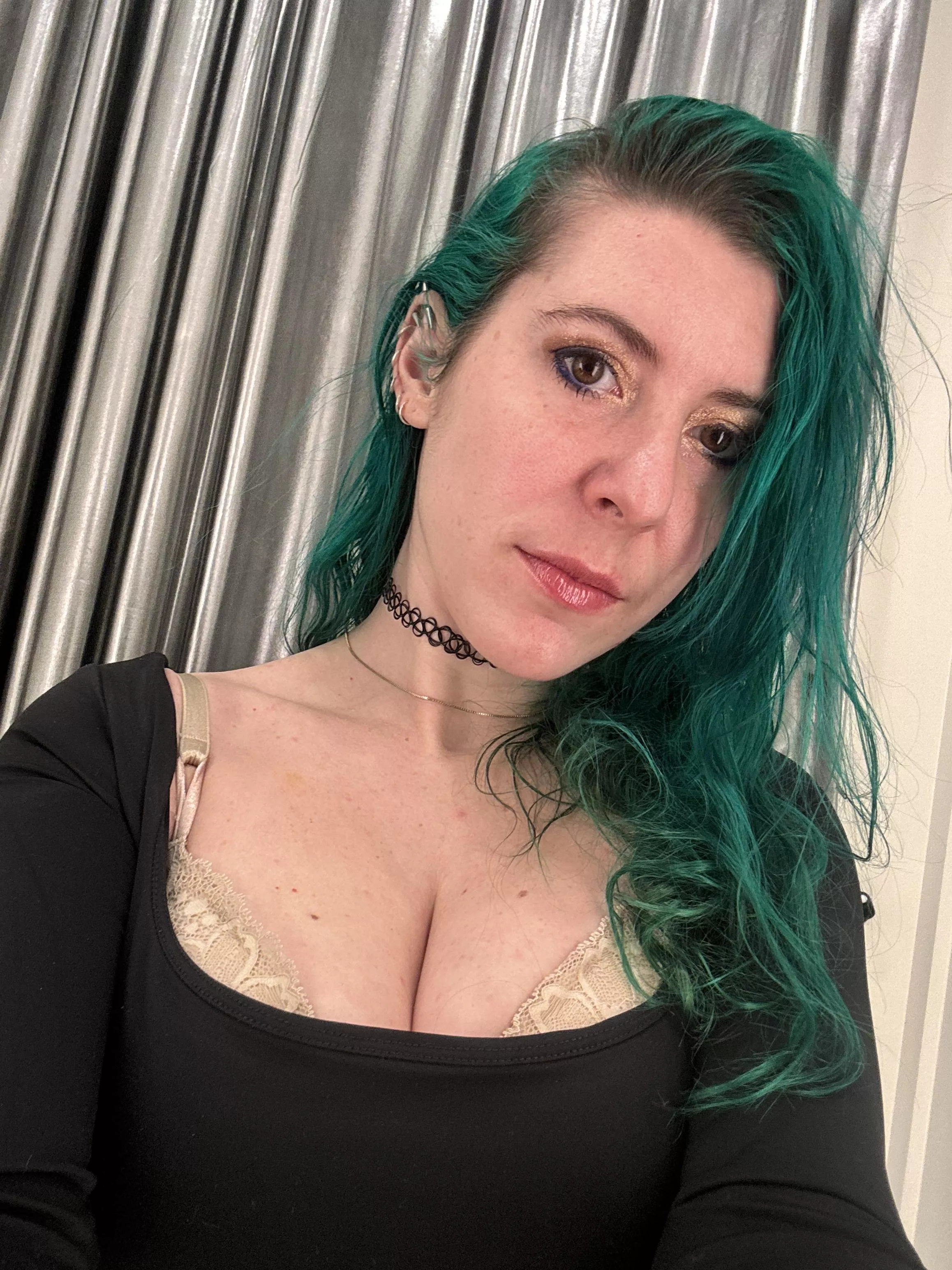 Black Friday shopping cleavage posted by sirenskiss3