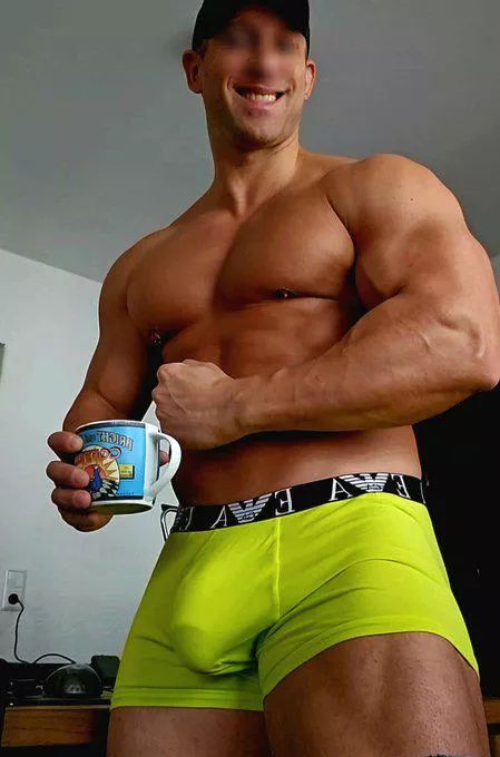 Bulging boss after a nice cashfuck. Guess who´s jealous. posted by GermanMuscleBoss