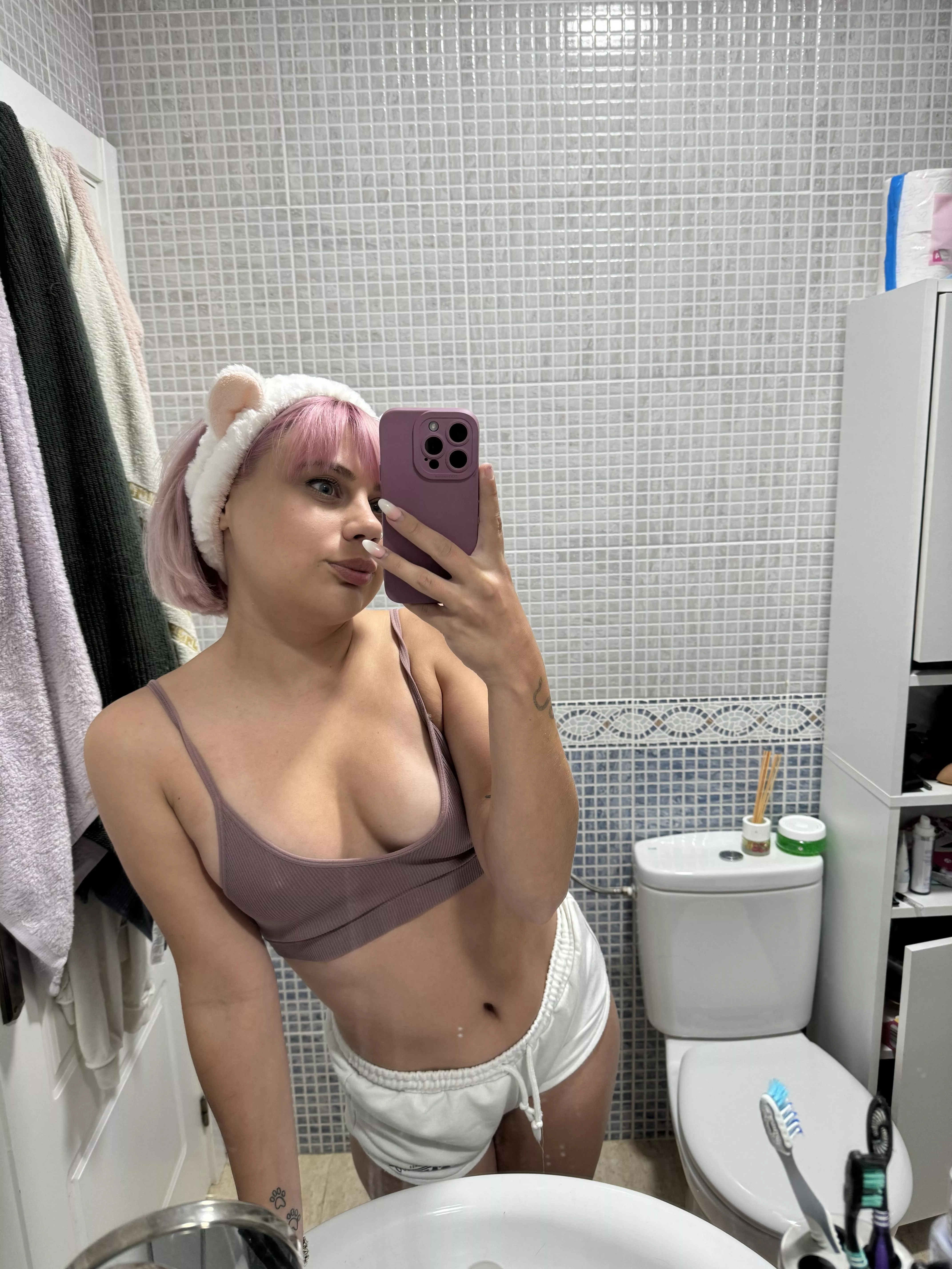 I love wearing sports tops at home posted by vvvanessaaaa