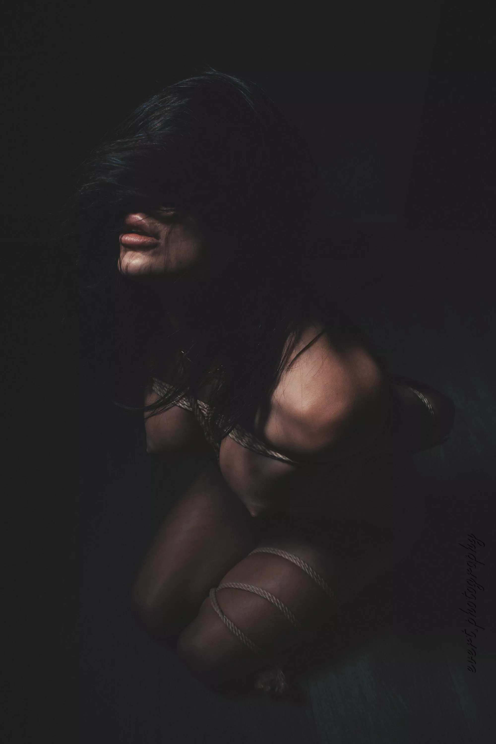 Kneeling in submission [F] posted by dhirmadi