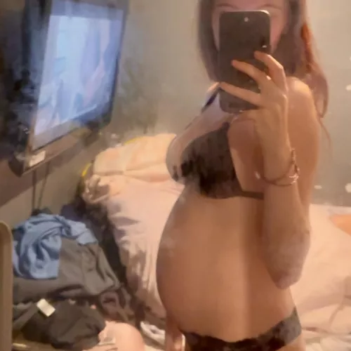 Who would fuck my pregnant ass I’m 18 and 20 weeks by MadelineCoXXX