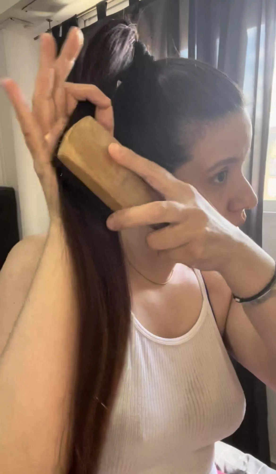 Brushing my ponytail posted by Irissugarx