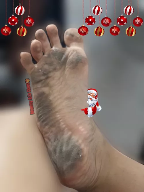 Mommy Claus wants to give you a gift! Come and eat all the dirt on my feet😊🦶🏻🎁 by ariatay_