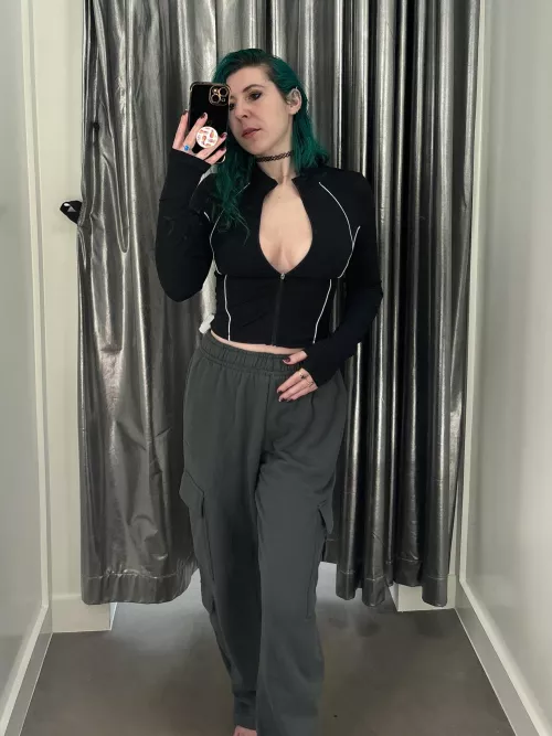 Braless cleavage by sirenskiss3