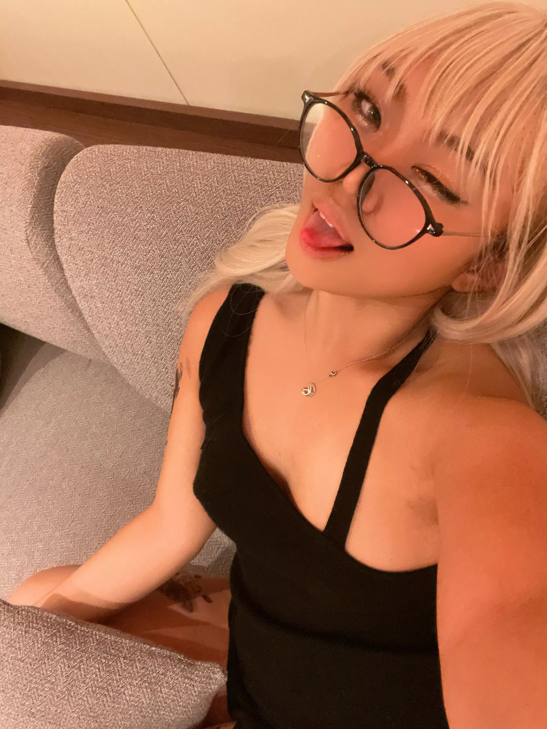 blonde hair with a bangs makes me more beautiful posted by Adventurous-Bug4902