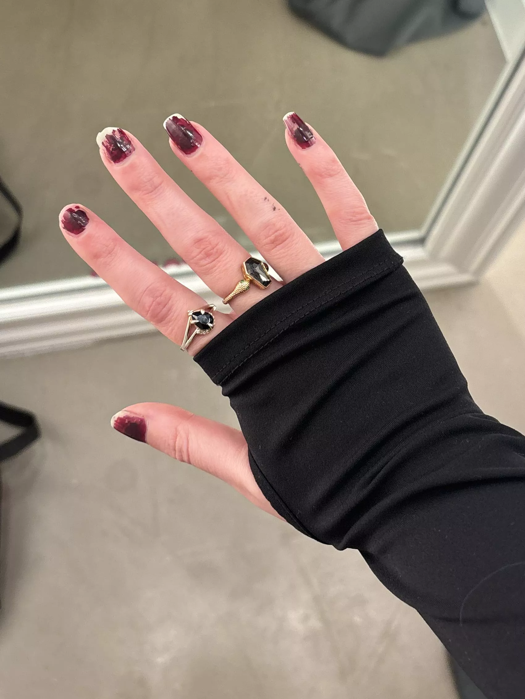 Fitting room hand posted by sirenskiss3