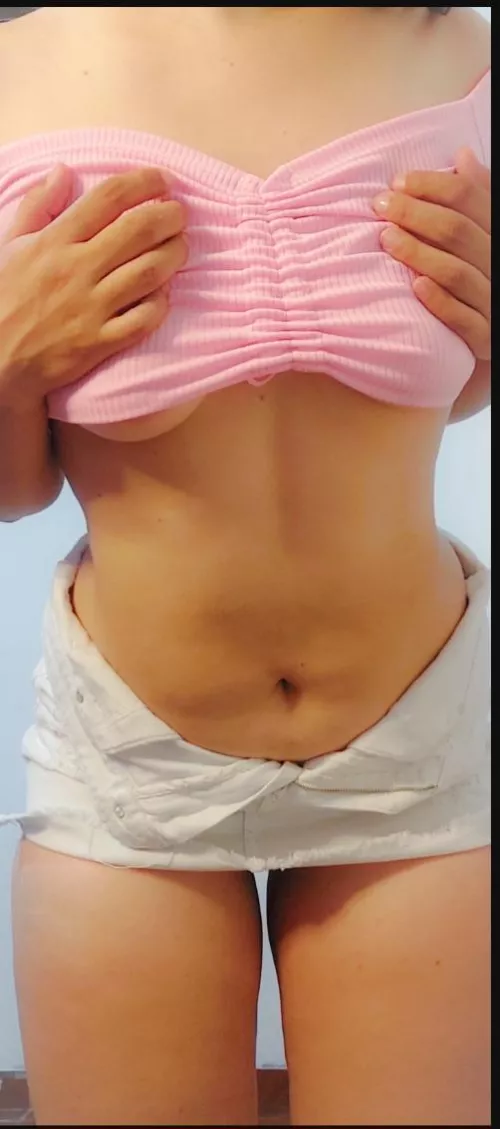 My belly button is fun to touch by Mariss2