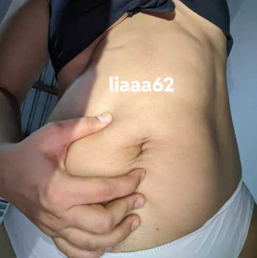 My belly button wants to play  by liaaa62