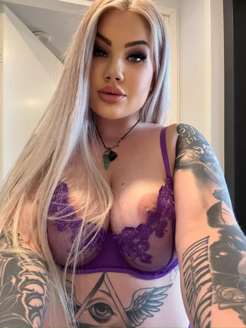 Onko isotissiset blondit sun juttu? 😈💜 by New-Arm-5770