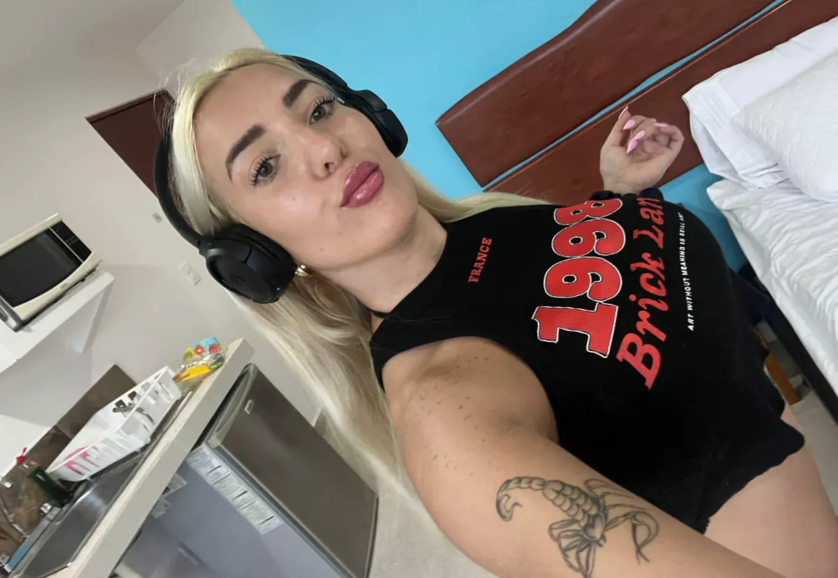 19F, you wanna peak? posted by Ollie_osb0rn