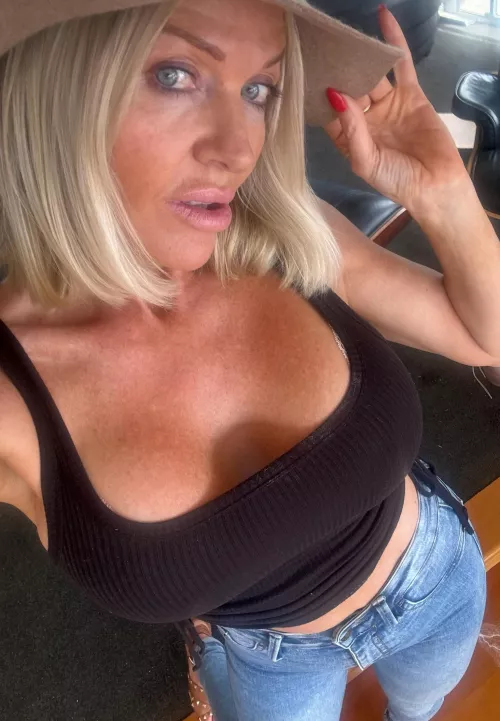 41F, Here in Michigan! My fake tits are waiting for a hung guy with a huge cum, I'm recently divorced and enjoying my freedom. Feel free to contact me. by coolgirlxxxxo