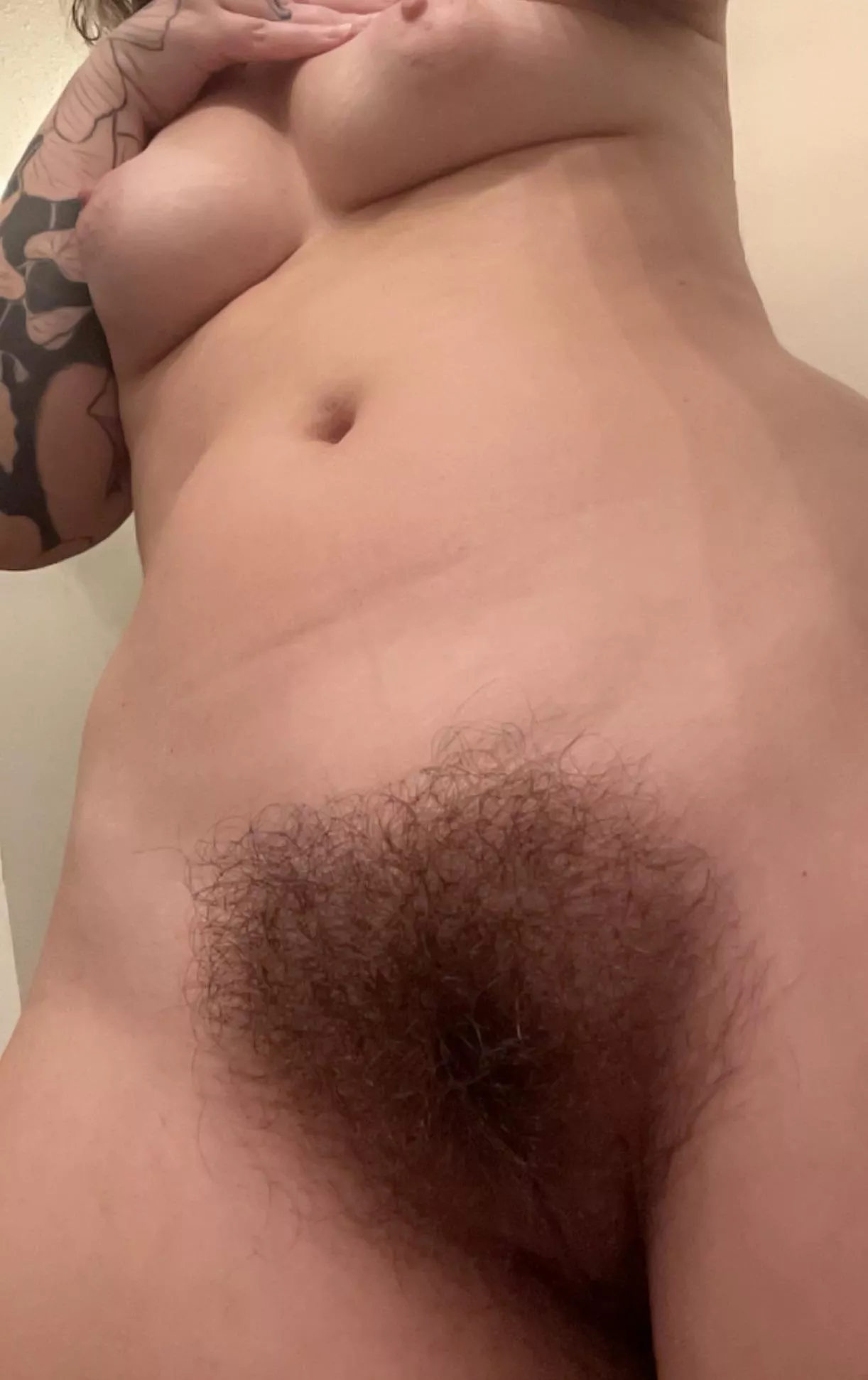 Bush, belly & boobs 🥰 posted by RenElex