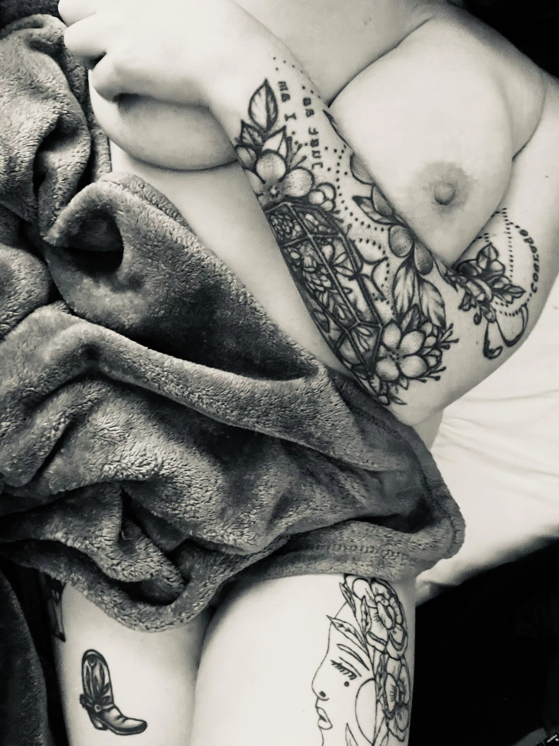 Feeling extra feminine and sexy tonight 🖤 posted by ToplessDiaries