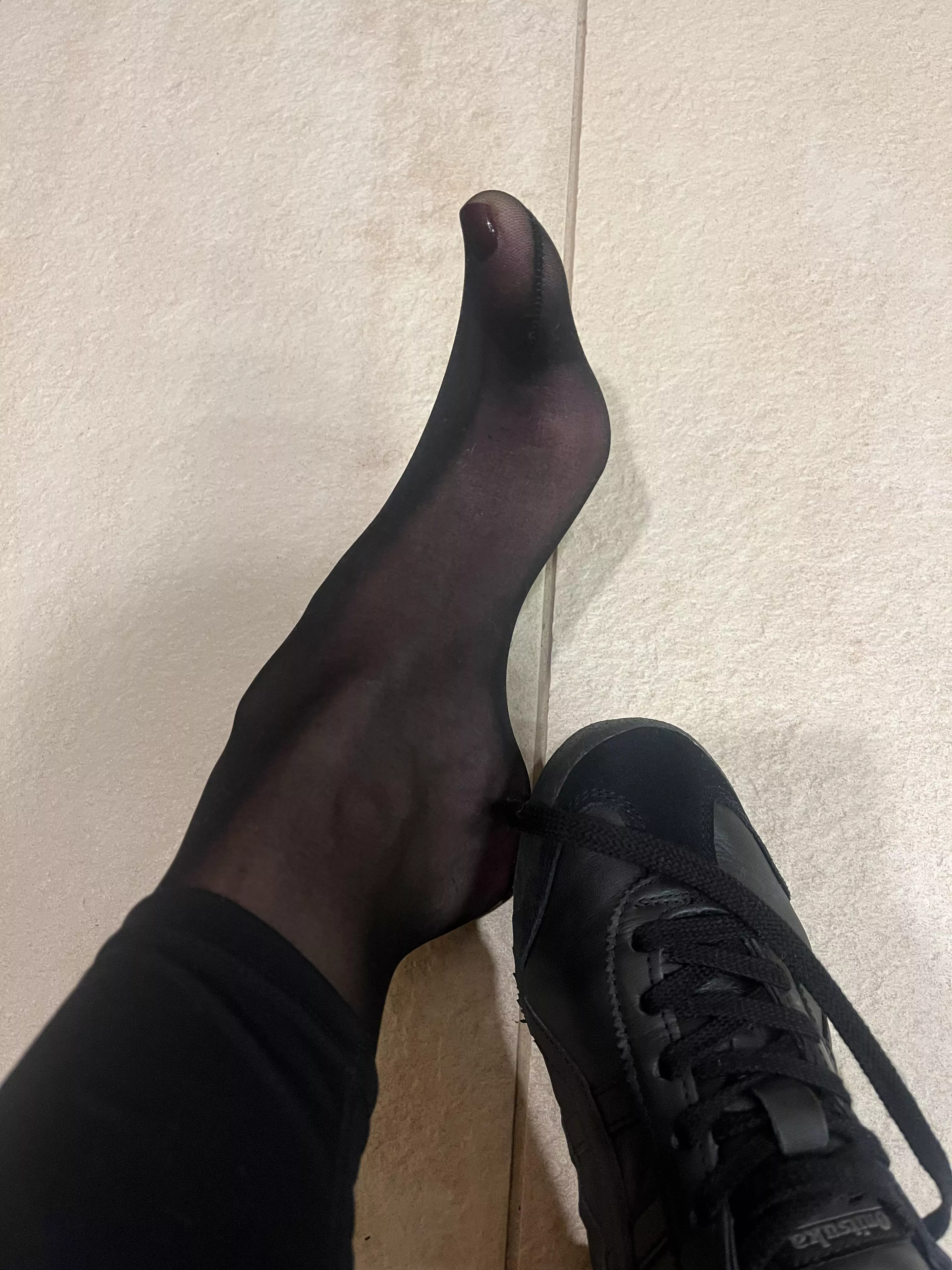 That is one long black nylon gym toe 👅 posted by frolleinscherz
