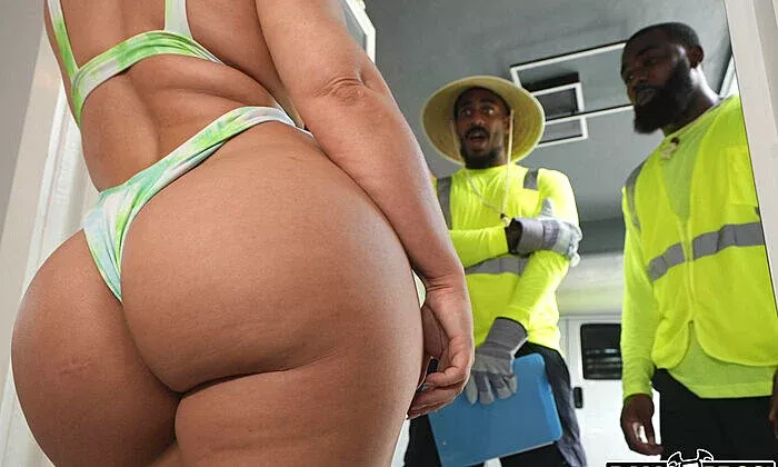 Andie Anderson – Phat Ass MILF Negotiates The Gardening Price Down To Zero posted by dalagams