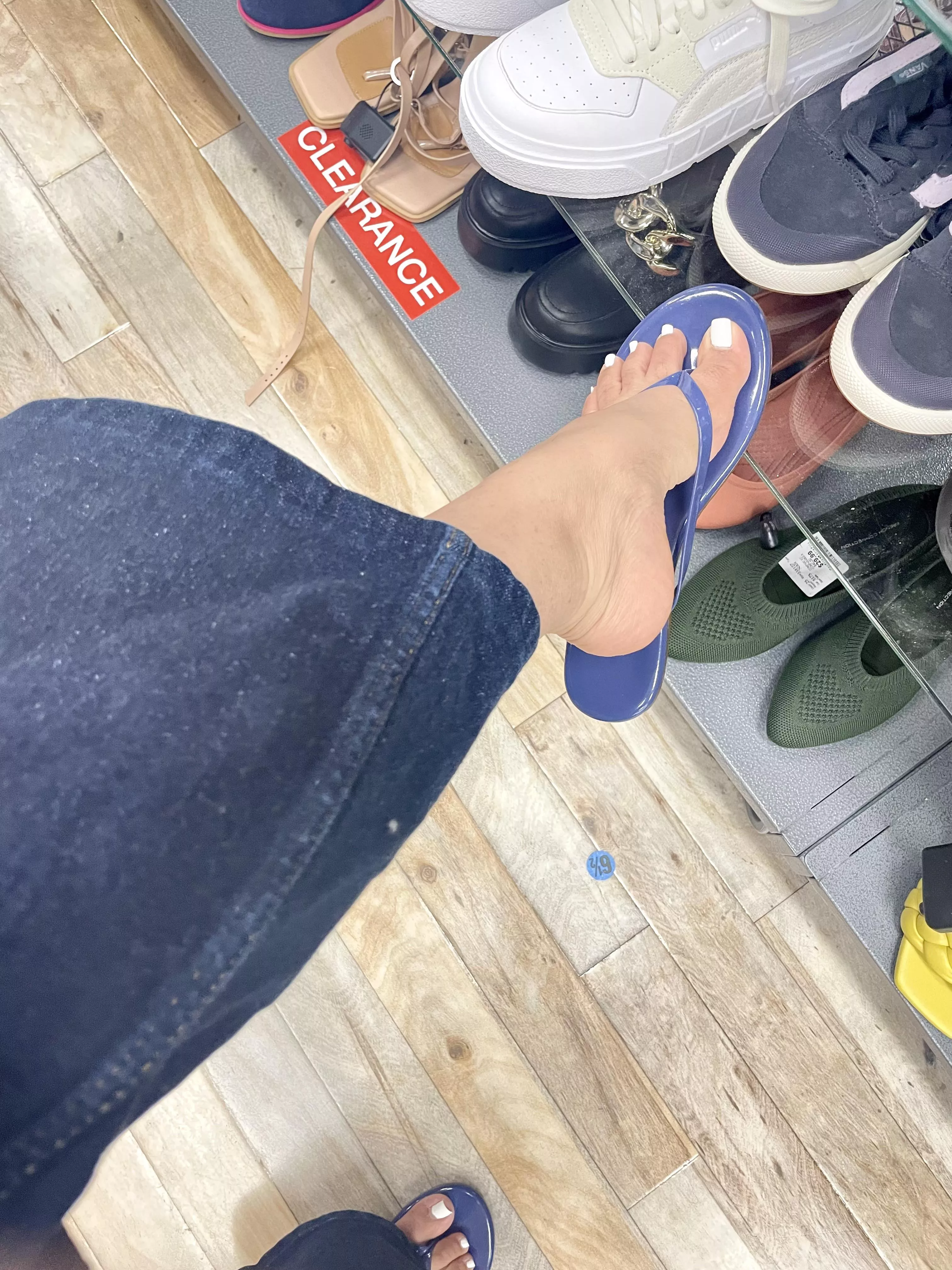 Blue sandals & white toes 🩴🤍 posted by justfeet19