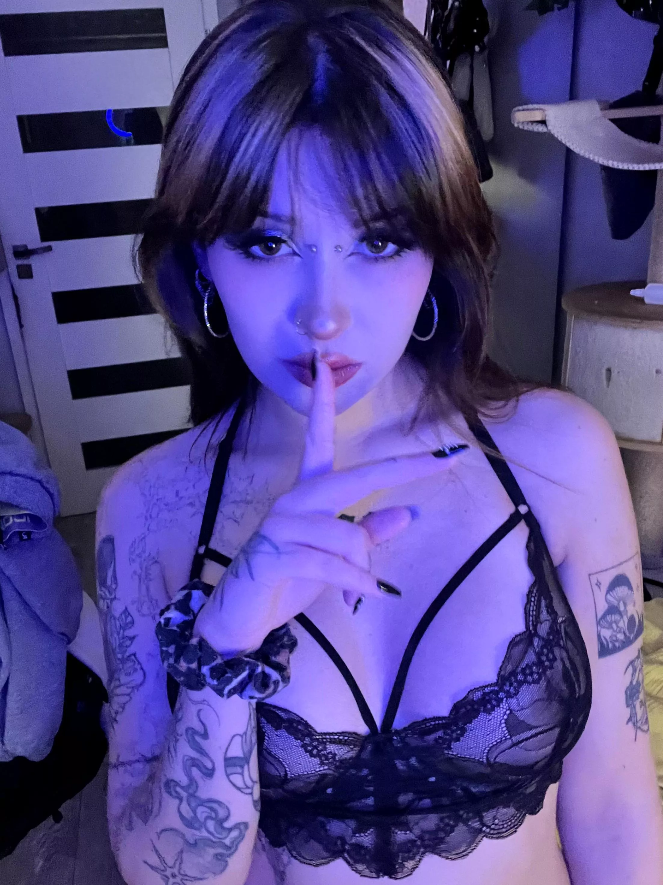 do u find it peculiar that i don’t have anyone to send my selfies to? y or n posted by Imaginary-Singer3160