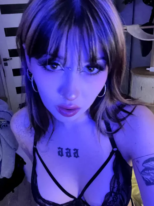 he's a 10, but if she prefers older guys, is she really making the right choice?? ٩(♡ε♡ )۶ by Imaginary-Singer3160