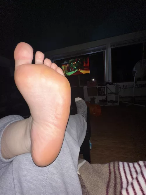 My toes need sucked  by Meaaly26