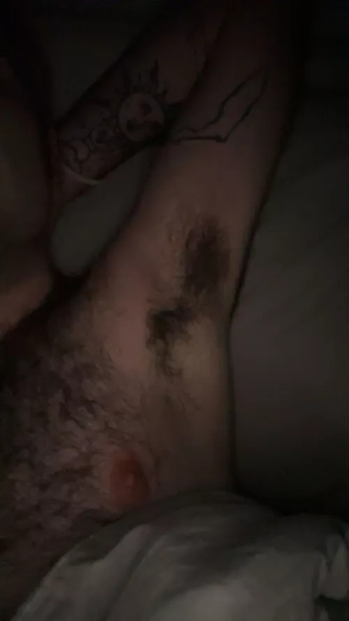 Who wants to be hairy pits besties? 26, musky and kinky.  by comesniffmypits