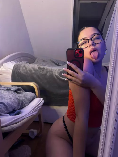 feeling bored and horny at the same time  by Sevona_venuss