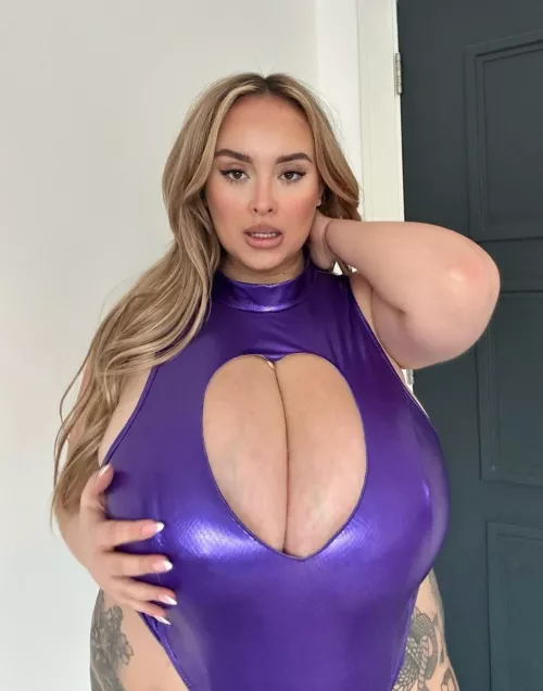 Amazing cleavage by StoneSkip77