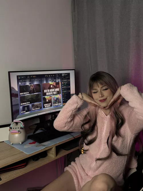 Geeky gamer spotted ready to feed the top laner by GlitterJosie