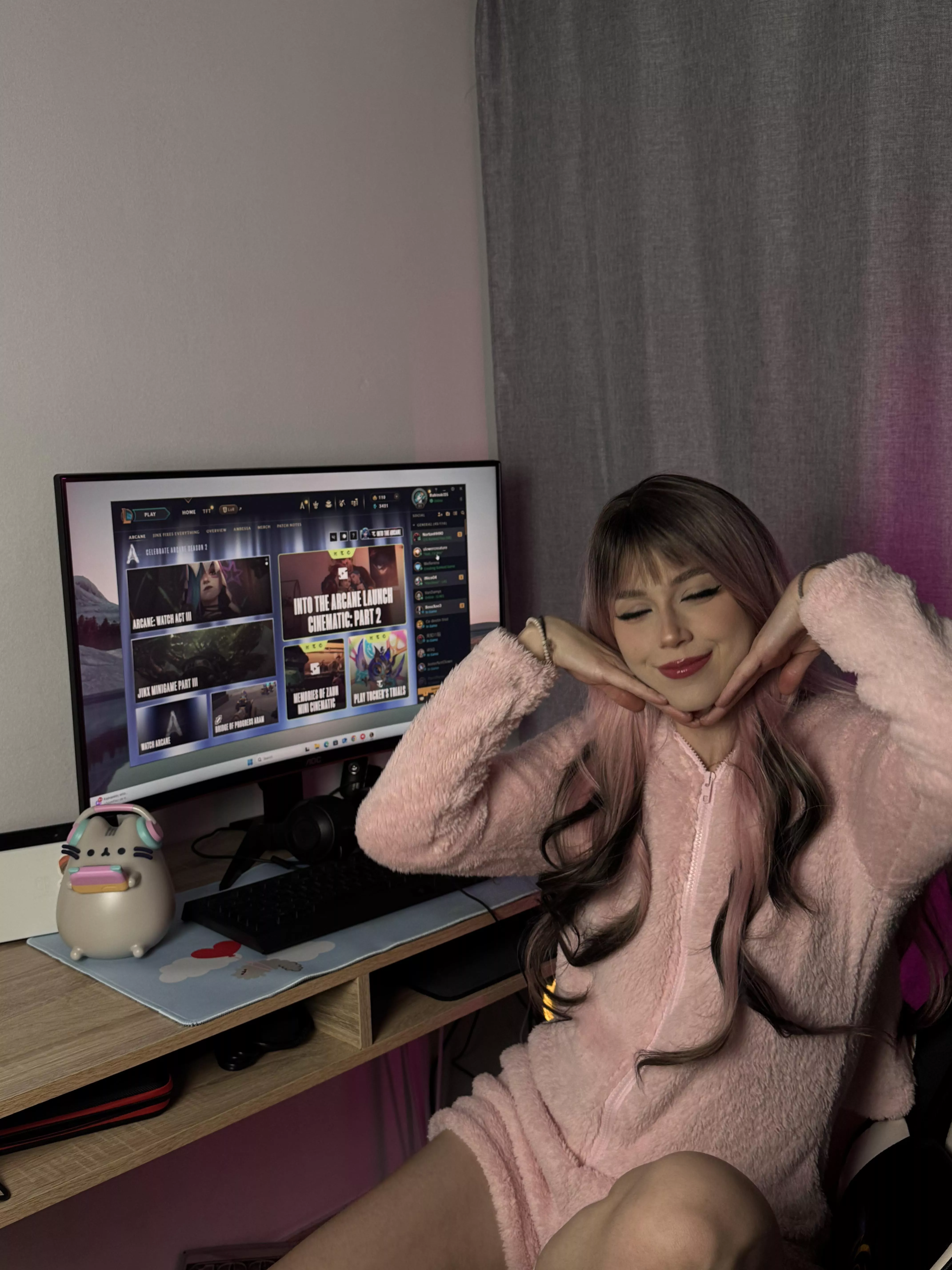 Geeky gamer spotted ready to feed the top laner posted by GlitterJosie