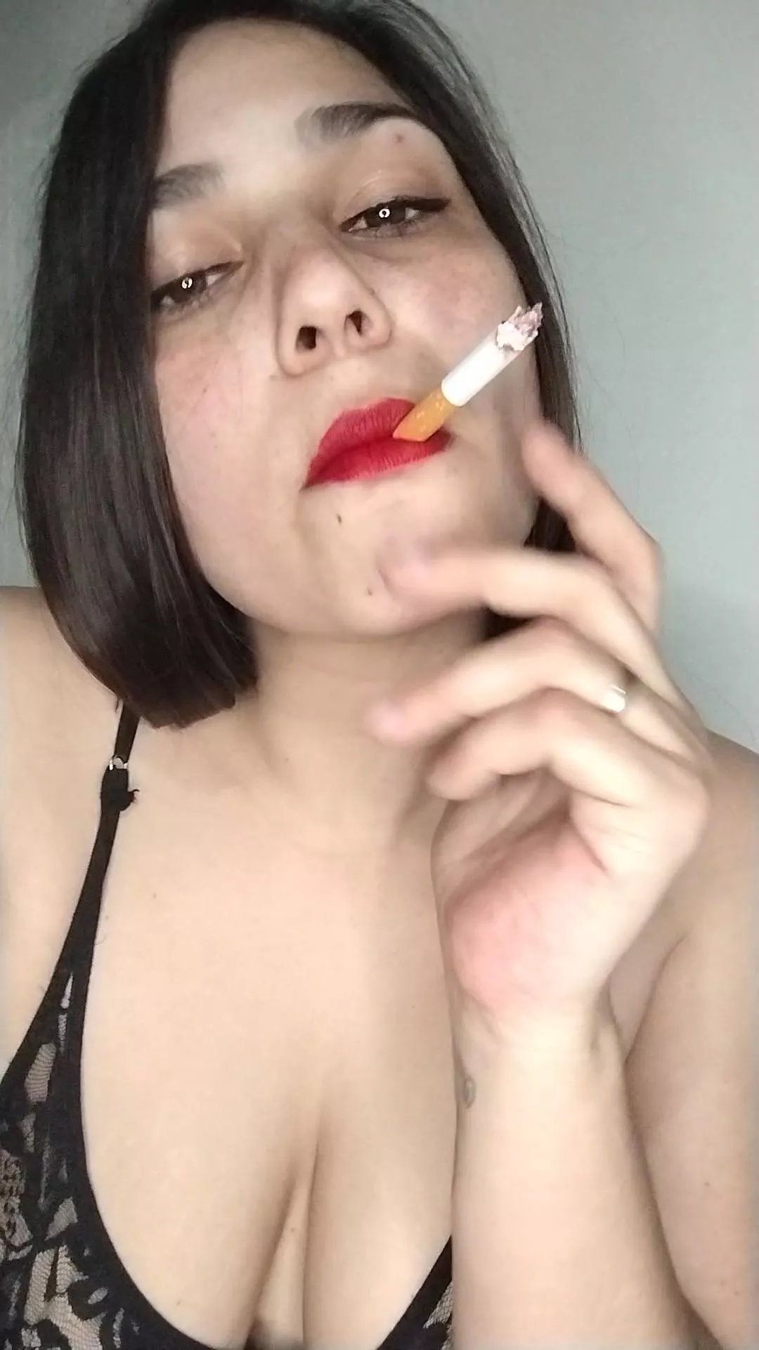 My face gets sexier and more provocative when I have a cigarette in my mouth 🔥🔥🌬️💨🚬🚬 posted by bebesitaaaxxx
