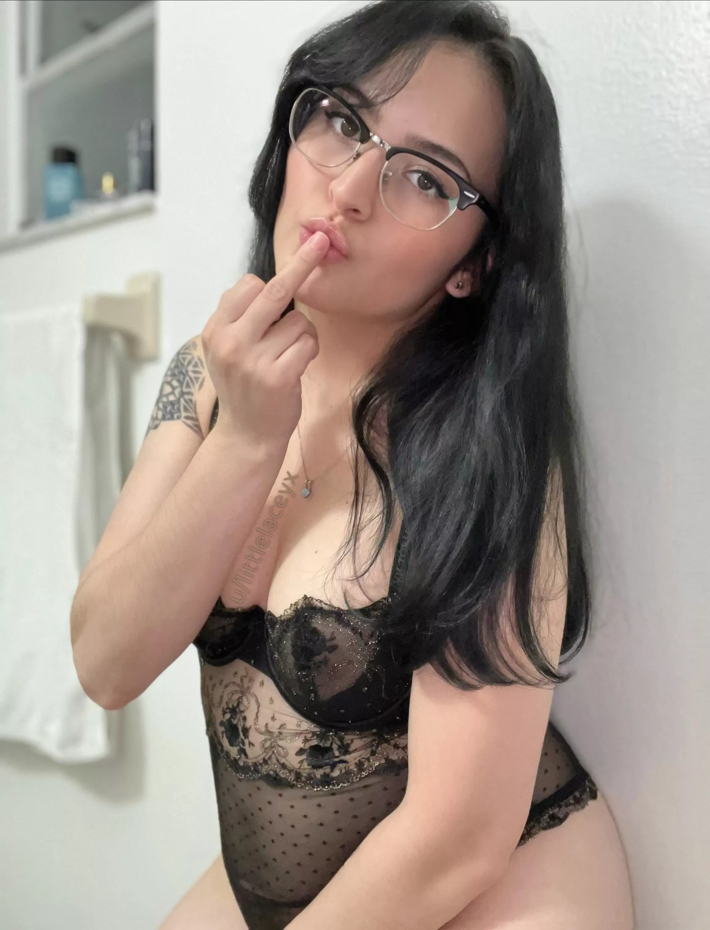 Not just a finger, but a command. You know what to do. 💸 posted by littlelaceyx