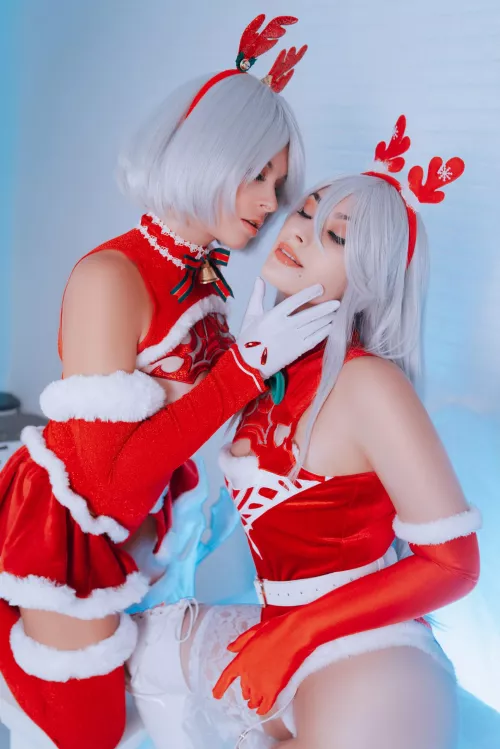 Christmas is coming! 2B and A2 cosplay by Yuna Kairi and Juk by YunieSunshine