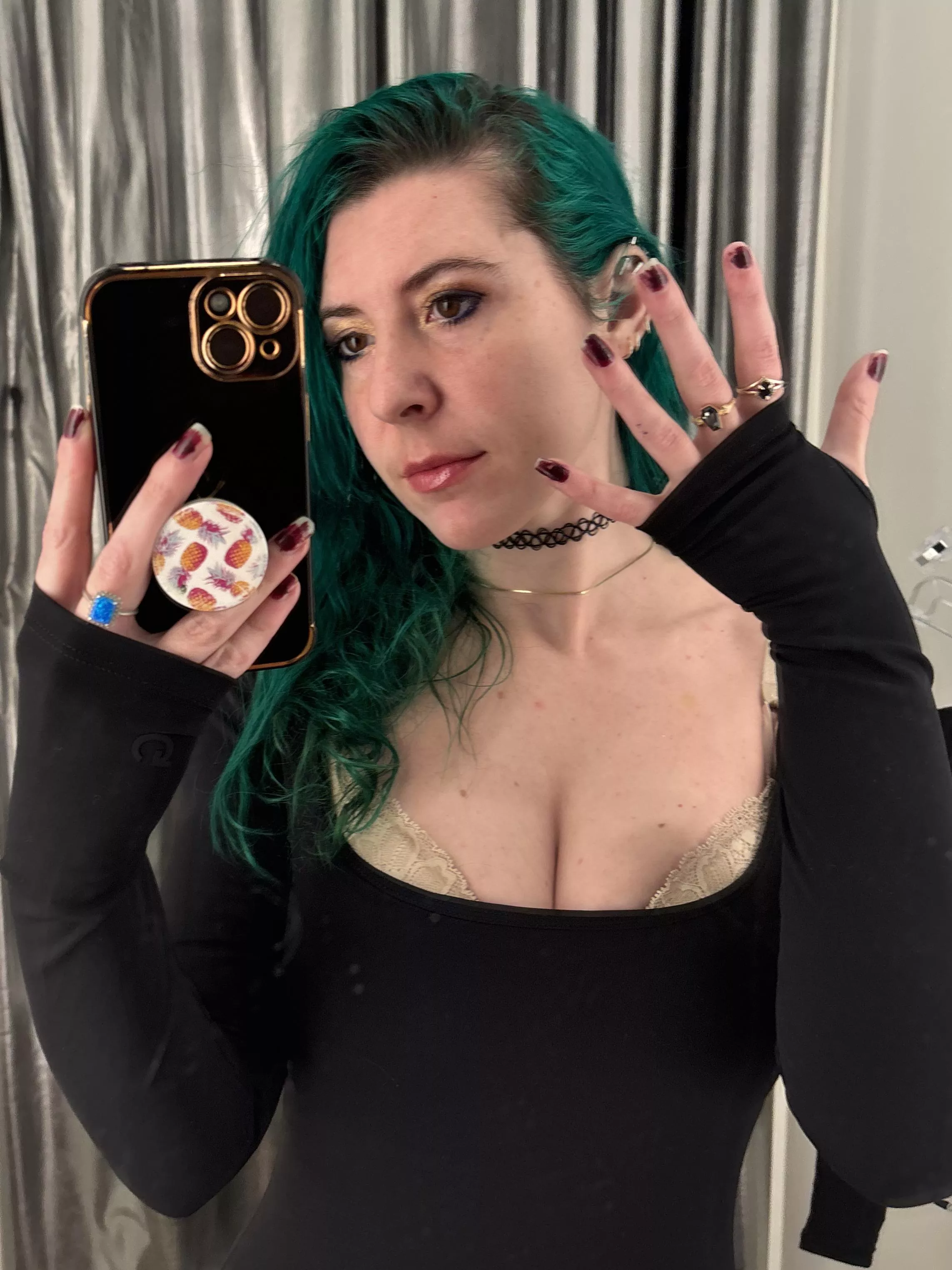 Cute alt hands posted by sirenskiss3