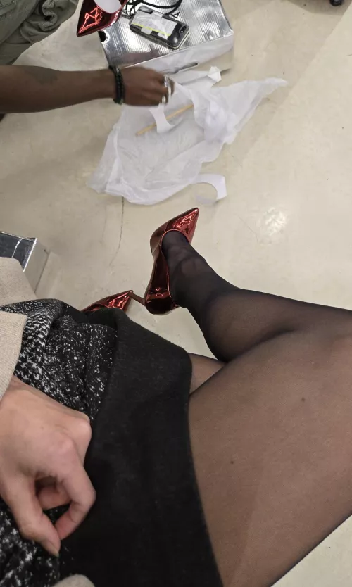 I wonder why the shop assistant was dropping everything.. by popruzhinka