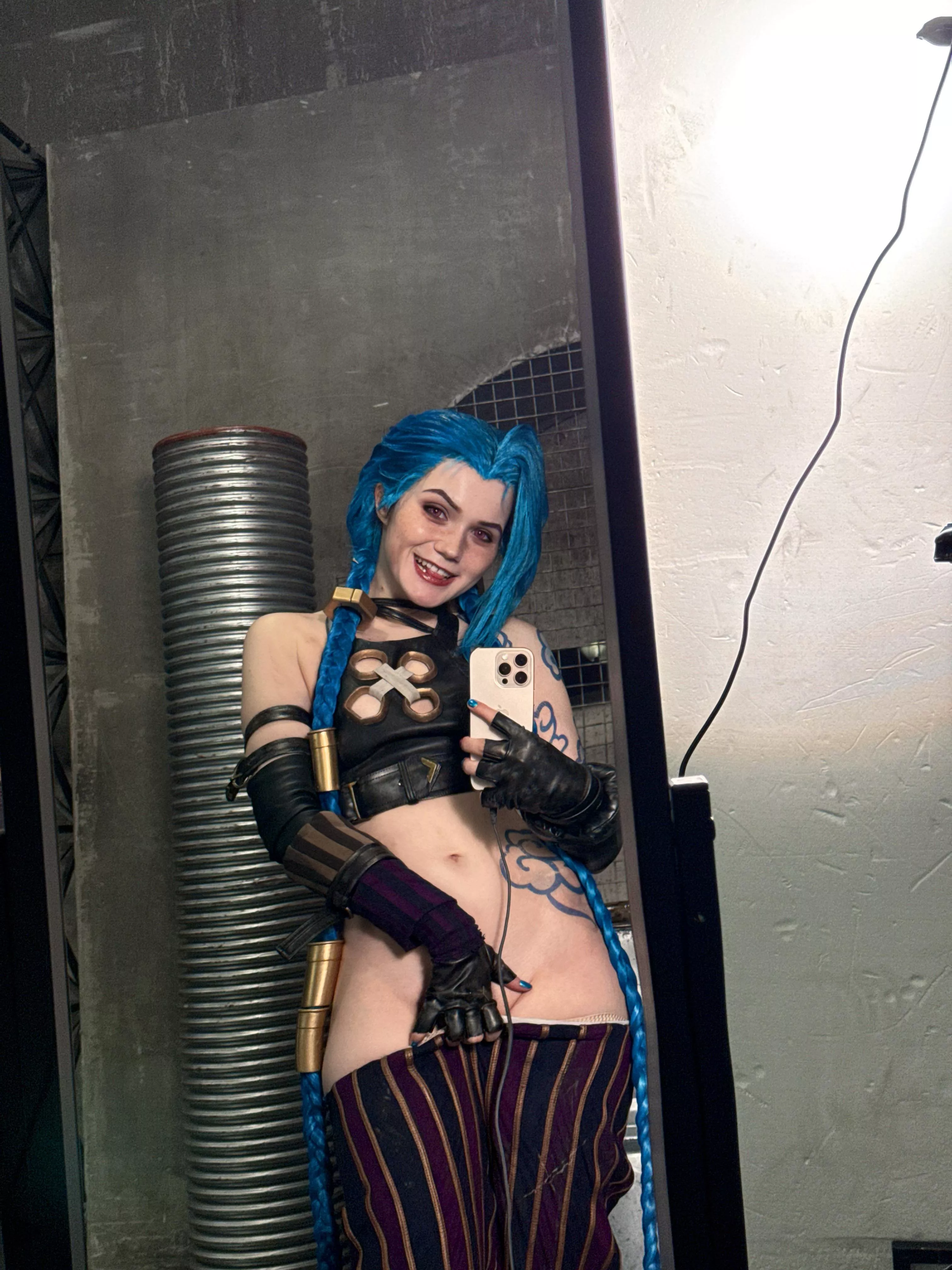Jinx is in a playful mood! (cosplay by Neyrodesu) posted by Neyrodesu