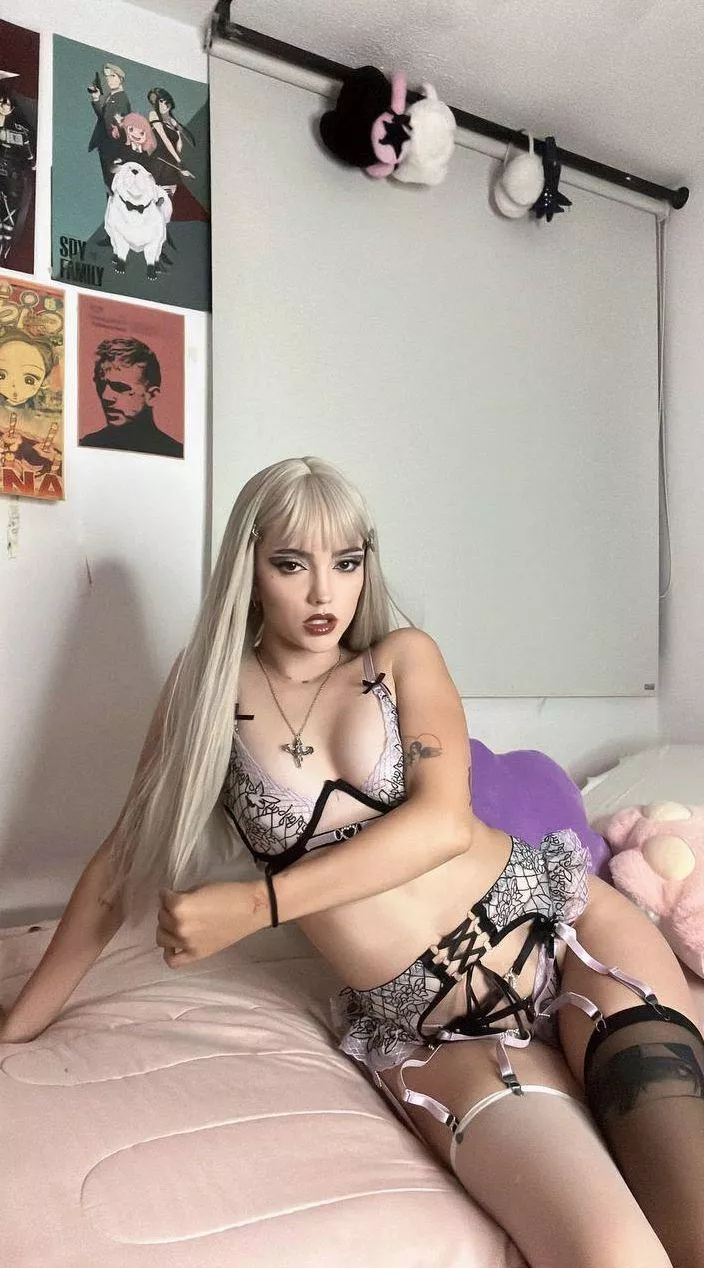 Do you wanna have some fun and make a mess with me? posted by Beautiful_Betty