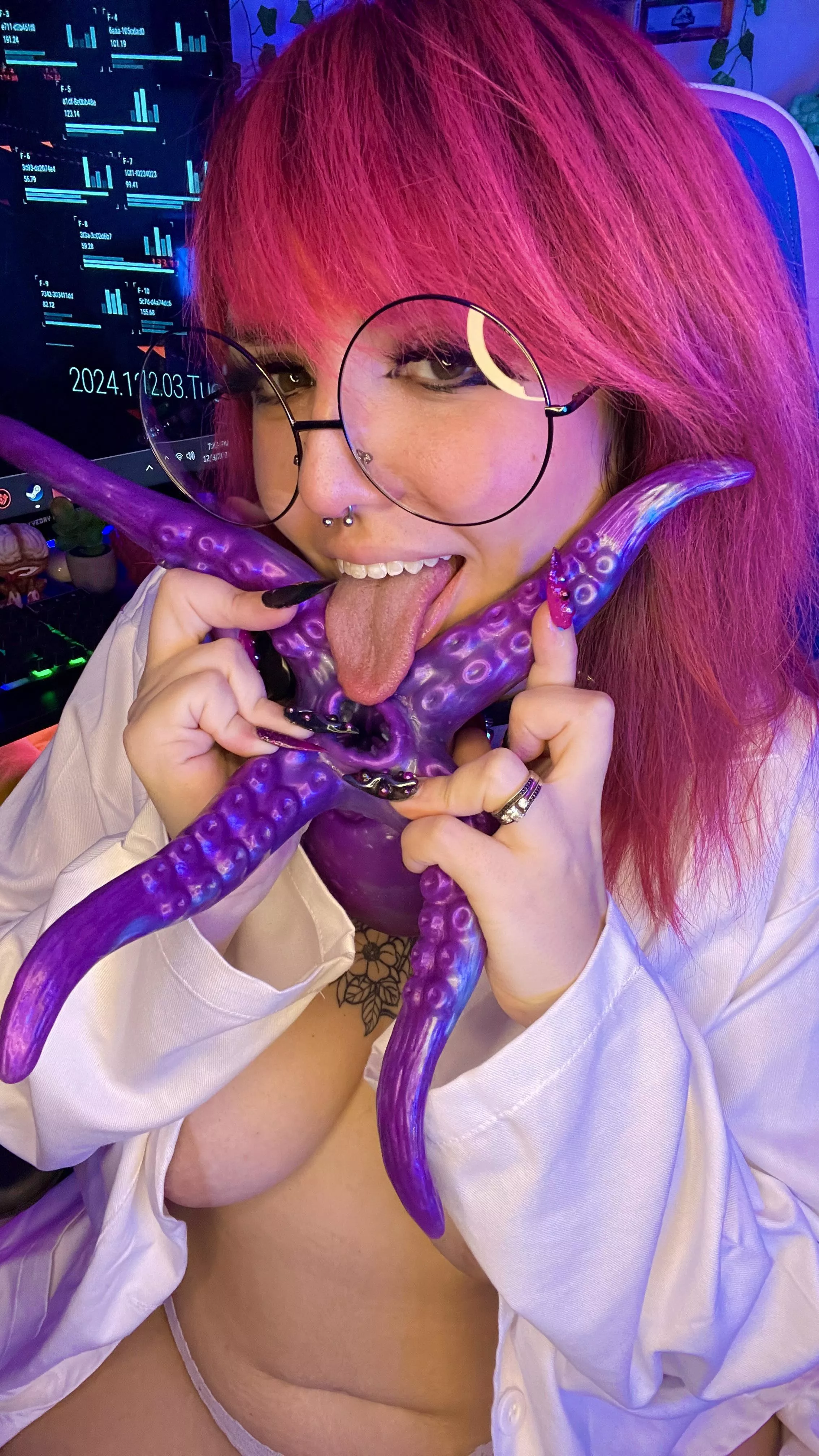 Fuck this toy for me, I’ll lube you up posted by Gummyghostgirl