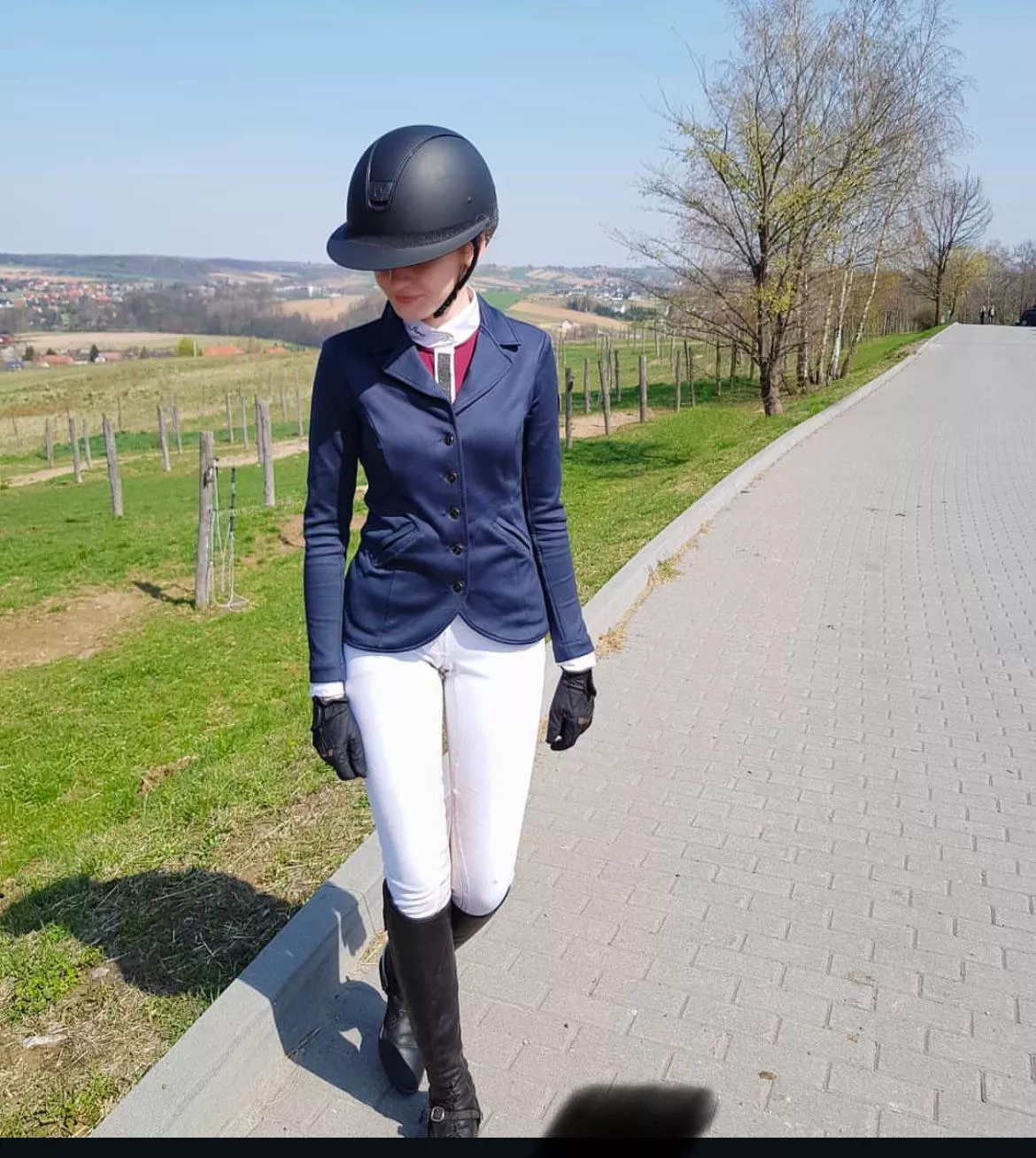 Hi, I’m lost and was wondering if you could show me the way back to the stables🥺 posted by Equestrianne01