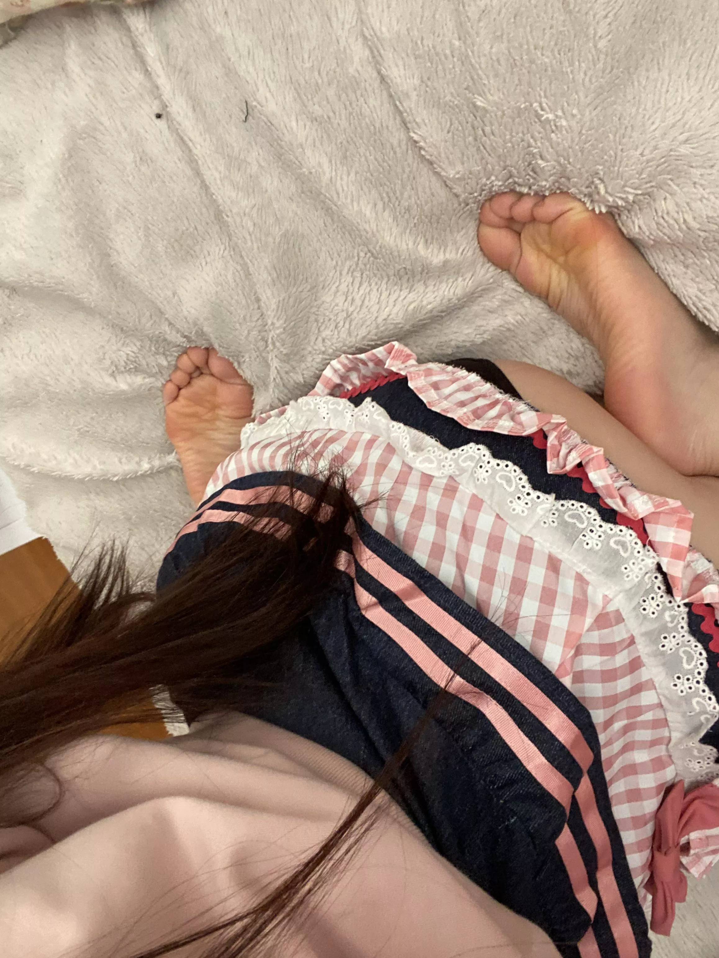 viet f19 feet here ft. my new skirt 🤭👣💕 posted by droppingoutbro