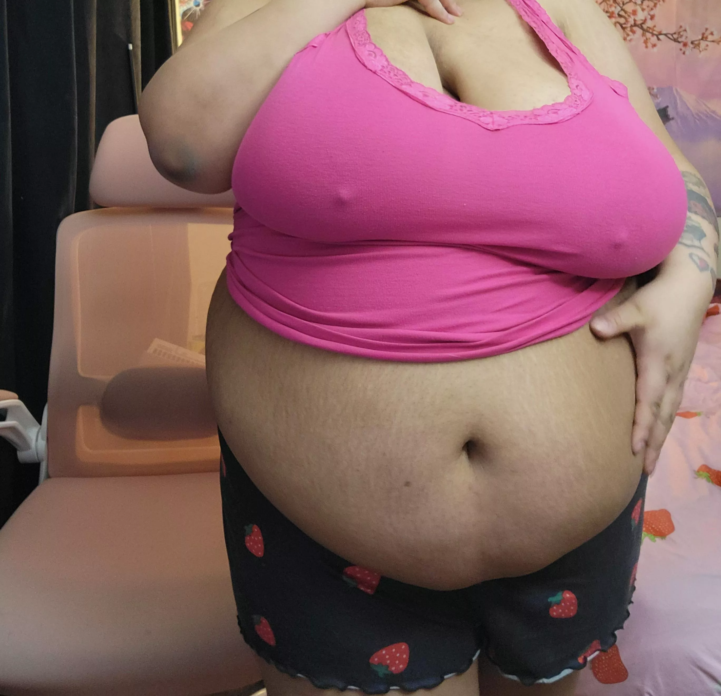 Do you want to grab my big belly? 🤭 posted by thiccfatcat