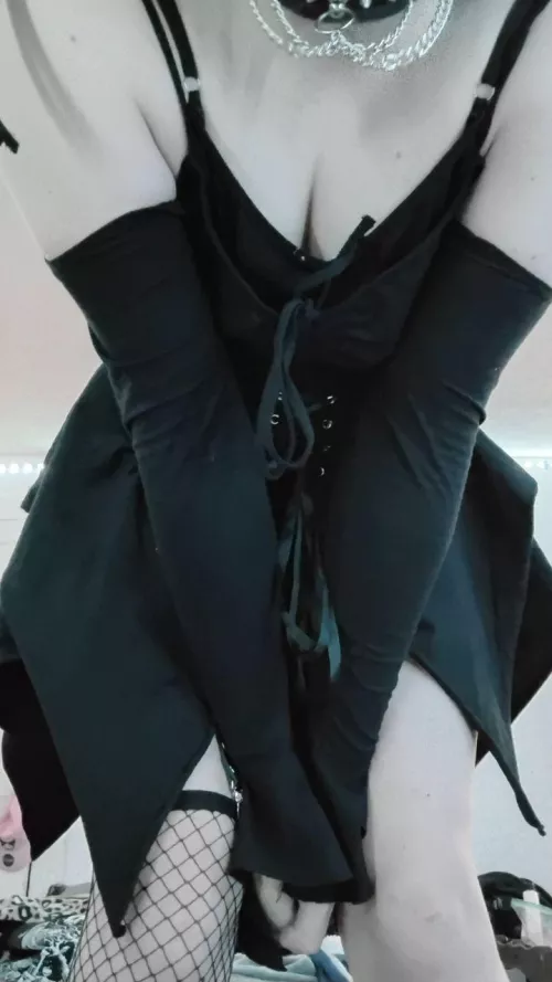 goth cleavage <3 by xxgreenteadollxx